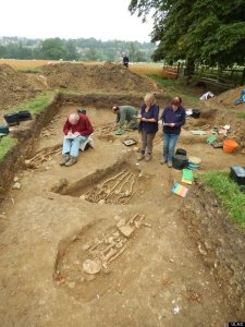 700 year old skeleton found holding hands Archeologists