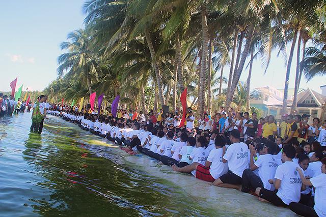 Boracay S Longest Massage Chain Is The New Guinness World Record Photo Attracttour