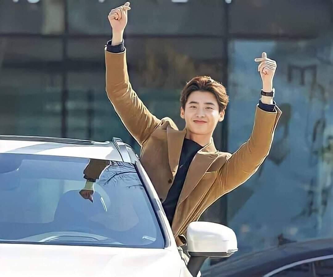 Lee Jong Suk Is Officially Back From The Military Service - Attracttour