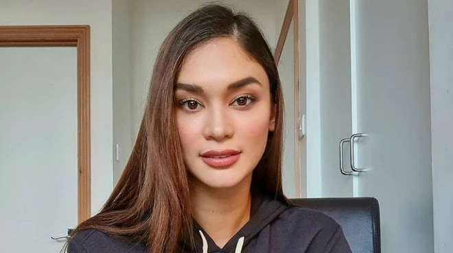 Pia Wurtzbach's "No Look" Draws Hilarious Reactions AttractTour