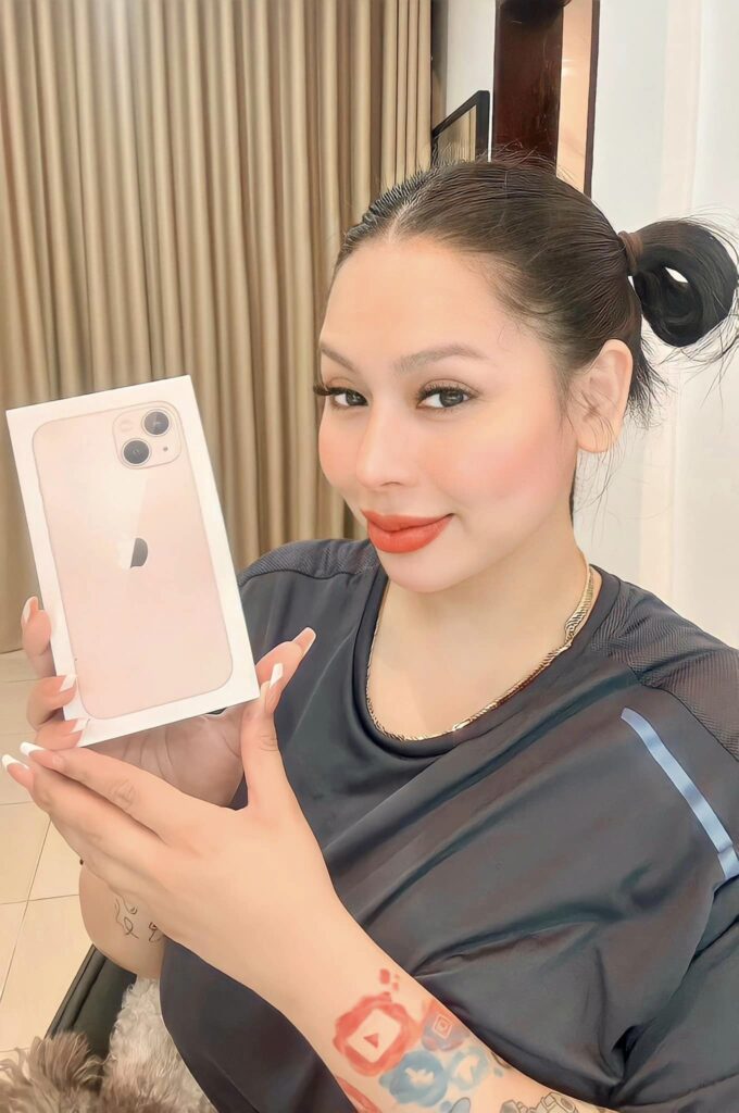 Toni Fowler Asks If Netizens Prefer TWICE Concert Tickets or iPhone 14